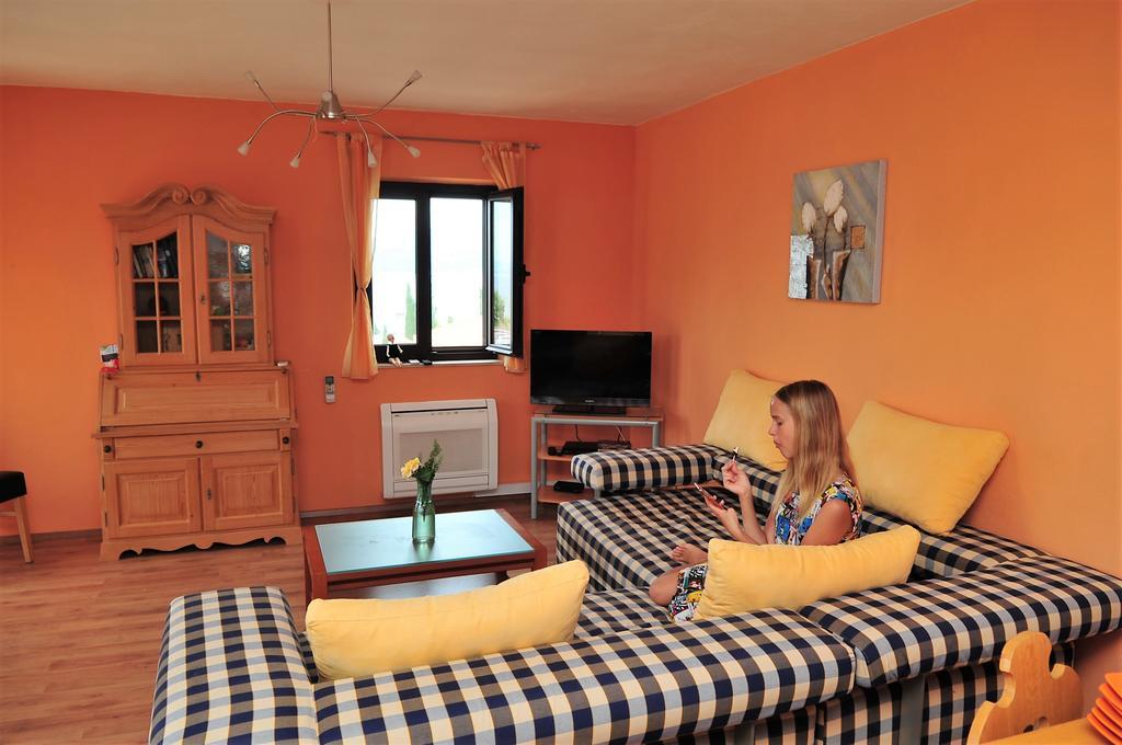 Apartments " Happy Villa " Splitska Kültér fotó