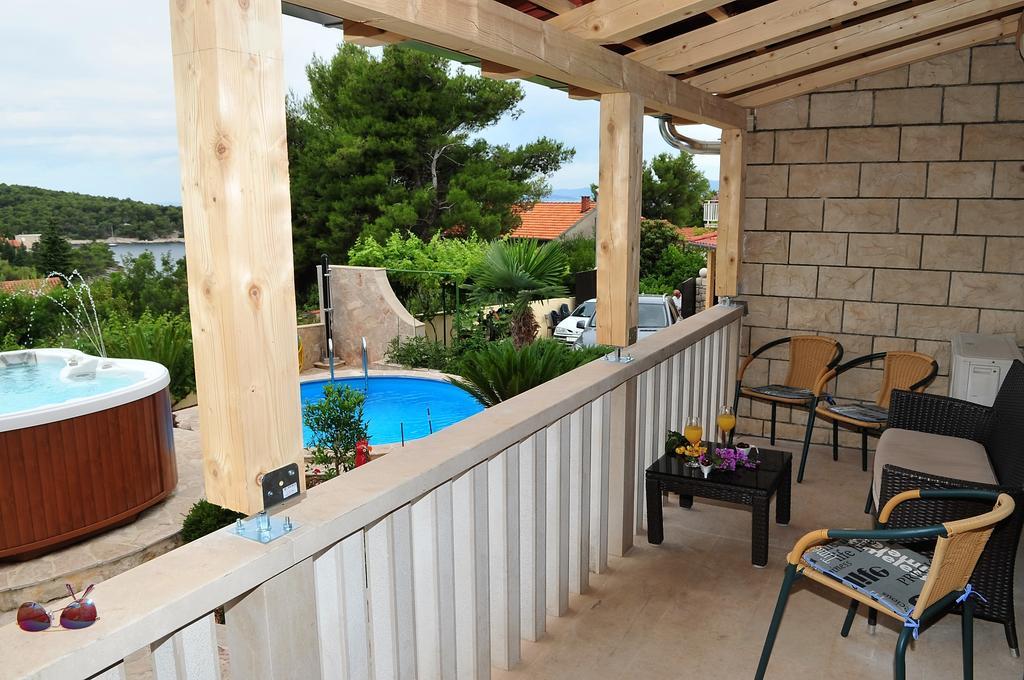Apartments " Happy Villa " Splitska Kültér fotó
